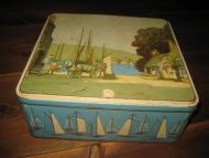 Gammel firkanta boks i blikk ca 25*25 cm stor 9 cm høg 40-50 tallet