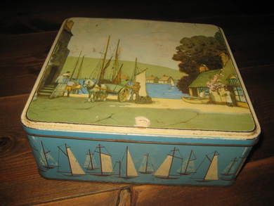 Gammel firkanta boks i blikk ca 25*25 cm stor 9 cm høg 40-50 tallet