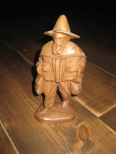 Pen trefigur av eldre opphav ca 21 cm stor