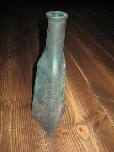 Eldre trekanta flaske i grønnt glass 60-70 tallet