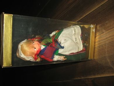 Dokke fra serien SVENSKE FOLKEDRAKTER ligg i originaleske ca 23 cm stor 70 tallet