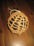 Pen kavlkule med pen seis fra tidleg 1900 Brukt ved garnfiske på den tid Ca 13 cm i diameter mørk grønn Merka CM