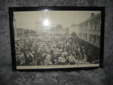 Torvhandel med Hornemannsgården1932 tidligere byens politistasjon I bakgrunnen fra venstre 