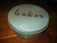 Gammel kakeboks med tekst: Kaker Ca 18 cm i diameter 40 tallet