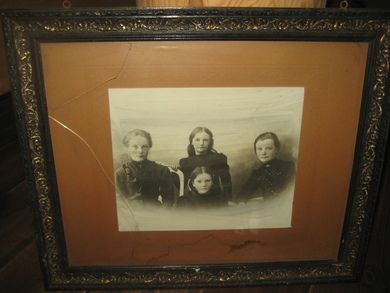 Gammelt bilde i glass og dekorativ treramme ca 59*50 cm stort