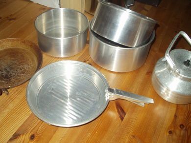 Tursett i eske innheld 3 stk panner 2 steikepanner kaffikjel og panneklype Aluminium