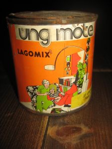 Boks med noe innhold, ung mote, LAGOMIX, LYS BRUN, fra International Farvefabrik, Bergen. 1/3 liter.