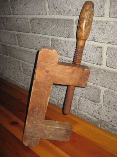 Gammel tvinge i tre 1800 tallet