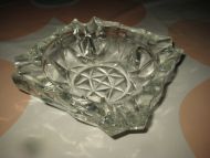 Gedigent akekbeger i krystall. 60 tallet, ca 14*14 cm stort. 