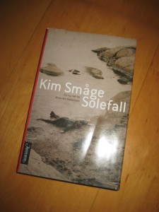 SMÅGE, KIM: SOLEFALL. 2002.