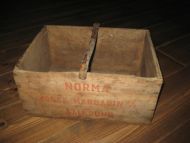 Gammel trekasse med hank merka NORMA NORSK MARGARIN AALESUND 50 tallet Ca 37*27 cm stor 18 cm høg