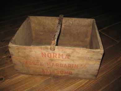Gammel trekasse med hank merka NORMA NORSK MARGARIN AALESUND 50 tallet Ca 37*27 cm stor 18 cm høg