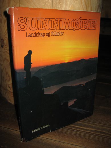 Lausund: SUNNMØRE. Landskap og folkeliv. 1981.