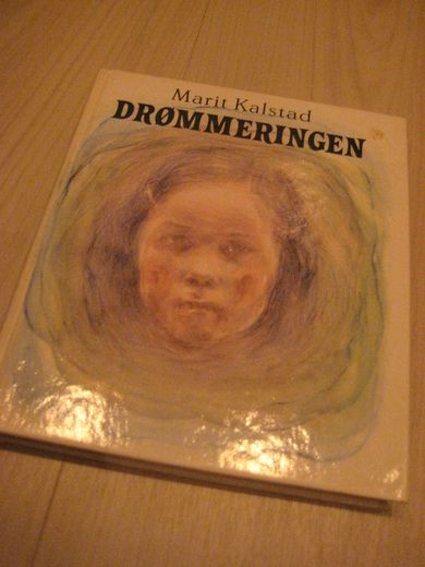 KALSTAD, MARIT: DRØMMERINGEN. 1980.