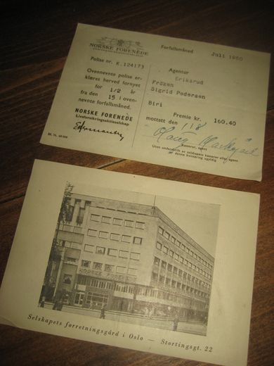 Kvitering på betalt polise i NORSKE FORENDE LIVSFORSIKRINGSSELSKAP med bilde av selskapets forretningsgård på baksida Juli 1950