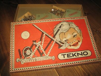 TEKNO eske med noe innhold 50-60 tallet Forsida tegna av Coucheron