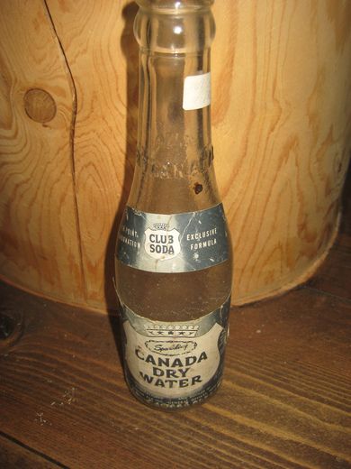 Liten flaske med tekst: CANADA DRY WATER, CLUB SODA. 70 tallet.