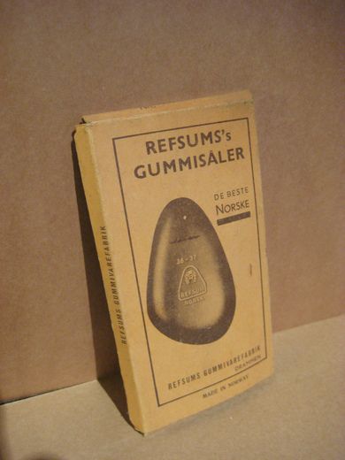 Pakke med innhold, REFSUMS GUMMISÅLER fra Refsums Gummivarefabrik, Drammen. 50 tallet.