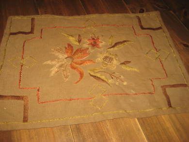 Pen, brodert pute fra 40-50 tallet, ca 60*40 cm stor. Uten innhold. 