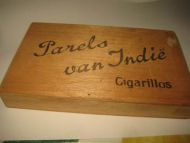 Parels van Indie Cigarillos. Pen finereske, ca 13*8 cm stor. 60 tallet. 