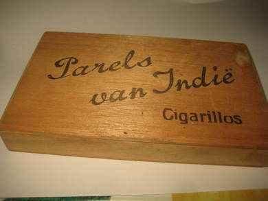 Parels van Indie Cigarillos. Pen finereske, ca 13*8 cm stor. 60 tallet. 