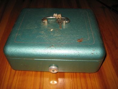 Pengeskrin med lås og nøkkel alder ukjendt