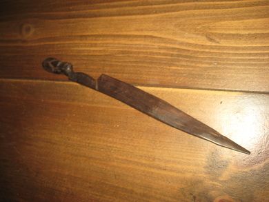 Eldre papirkniv med motiv av mørkhuda dame Ca 25 cm lang