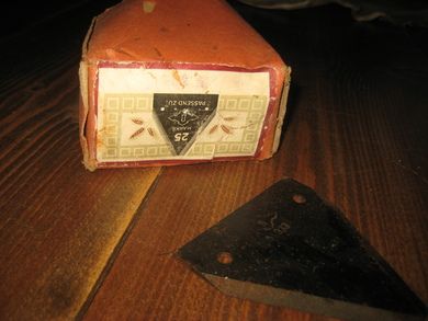 Eske med innhold, 13 blad for slåmaskin, 40 tallet, ubrukt. 