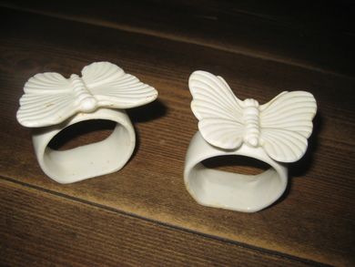 Serviettringer i keramikk sommerfugl Selges samla