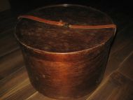 Stor gammel hatte eske i tre med likk ca 41 cm i diameter