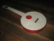 Mandolin i plast, med plekter, 60 tallet.