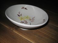 Pent keramikk skål på stett ca 19 cm i diameter 60 tallet