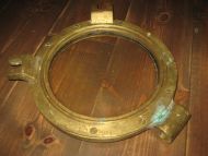 Halvdel av koøye i messing helt og pent glass ca 30 cm i diameter