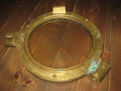 Halvdel av koøye i messing helt og pent glass ca 30 cm i diameter