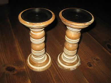 Lysestaker i tre selges samla ca 20 cm høge