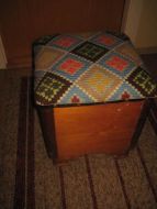 Eldre puff med lokk og dekor (brodering?) Ca 35*35 cm stor 39 cm høg 50 tallet