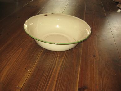 Emaljert vaskefat med grønn kant ca 32 cm i diameter 50 tallet