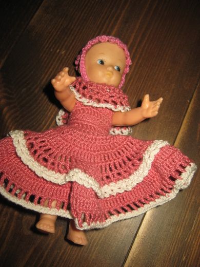 Pen dokke med gummihode ca 16 cm høg alder ukjendt