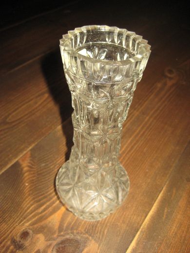 Pen vase i pressglass, 60-70 tallet. Ca 20 cm høg.