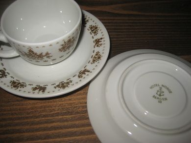 Kopp og tefat fra 70 tallet, merka under med: HOTEL NORGE, BERGEN. Merke både på tefat og kopp, kopp 1972, tefat 1969.