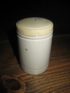 Eldre porselensflaske fra nedlagt apotek. Ca 4 cm i diameter, 7 cm høg. 
