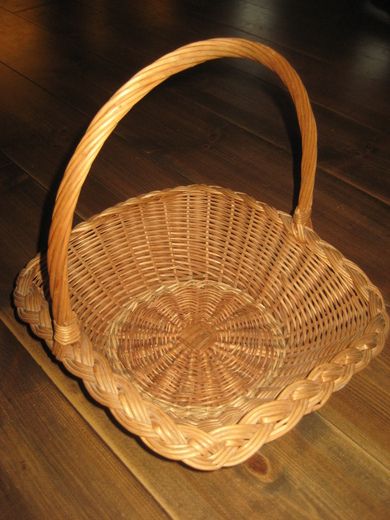 Pen eldre fletta kurv med hank ca 34*30 cm stor