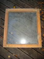 Gammelt vindu med glass,