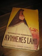 DOMBROWSKI: KVINNENES LAND. Historien om en tapt nasjon. 1941. 