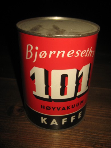 Strøken, uåpna boks Bjørneset's 101 HØYVAKUM KAFFE. 400 gram, 10 cm i diameter, 13 cm høg. 50-60 tallet.