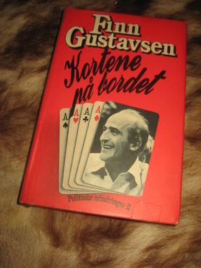 GUSTAVSEN, FINN. KORTENE PÅ BORDET. 1979.