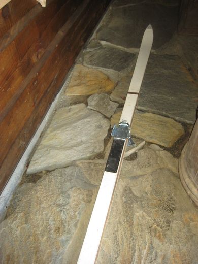 Treski fra 1954 brukt av Hæren ca 210 cm lange Produsert ved ULVSETH SKIFABRIK OSLO