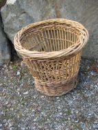 Gammel, fletta kurv, ca 40 cm høg, 48 cm i diameter. 30-40 tallet?
