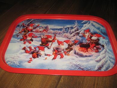 Serveringsbrett i blikk med nisse motiv 60 tallet Ca 39*28 cm stort
