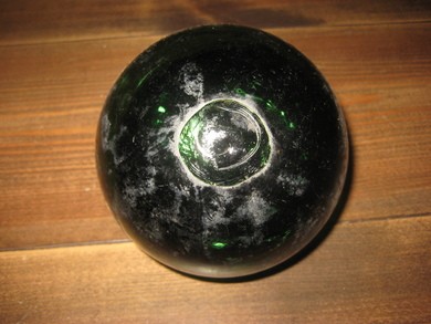 Pen, mørk grønn kavlkule fra tidleg 1900, ca 11 cm i diameter. 